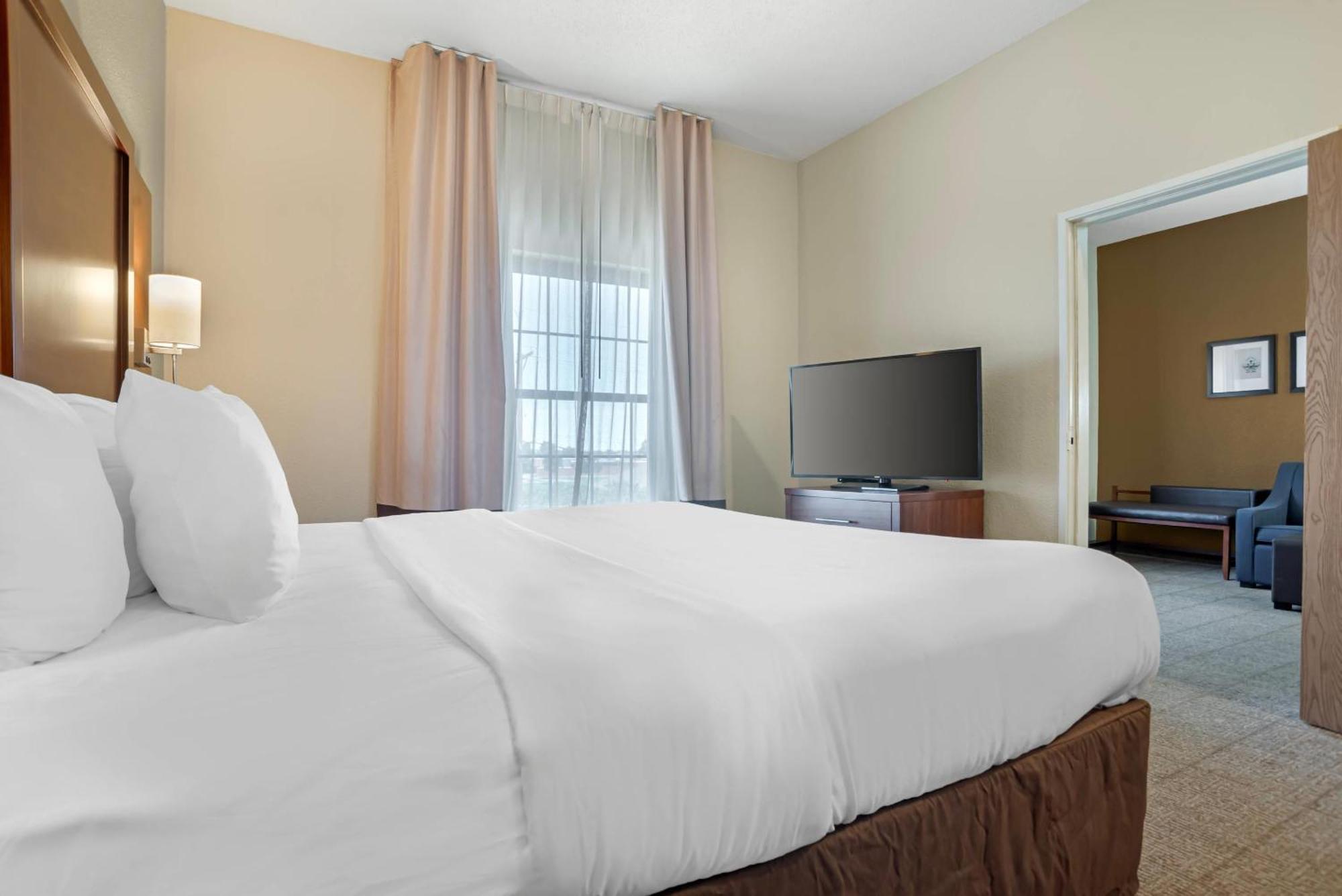 Comfort Suites Monroe Exterior photo
